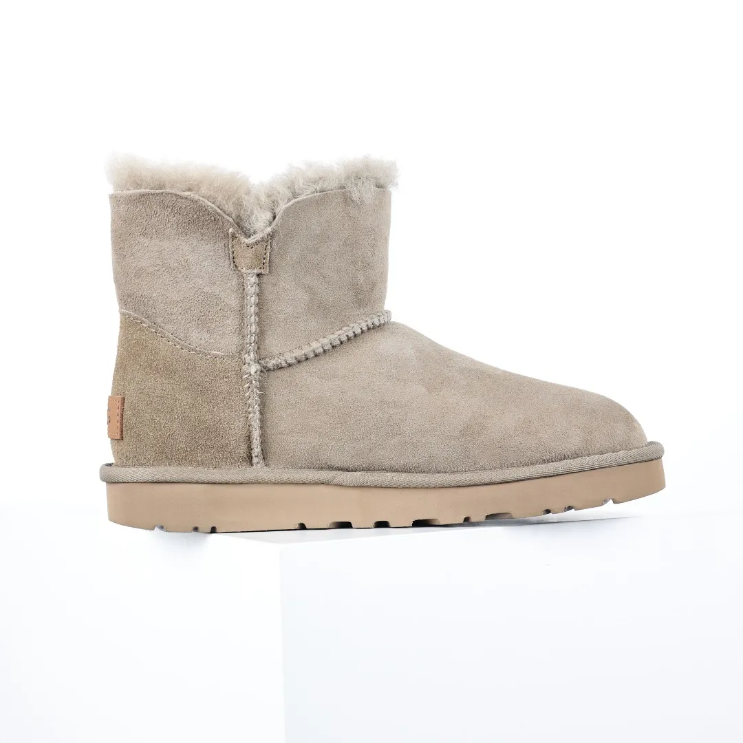 Pick up locally 💰540 The core recommendation is good price UGG basic Bailey twist style Xiaohongshu hot style Henan Longfeng leather production Sheepskin integrated top quality in the market 2-3 cm cashmere insole to keep warm in winter and a very suitable choice for home use UUG has launched a style series in the new year, which is partially geared towards the preferences of young consumers and has also moved to the forefront of fashion trends. Shoe body material Water-repellent coated suede upper 17mm UGGPURE™ implanted wool insole Lightweight non-slip comfortable rubber outsole With brand LOGO Trademark Comes with full packaging Size: 35 36 37 38 39 40